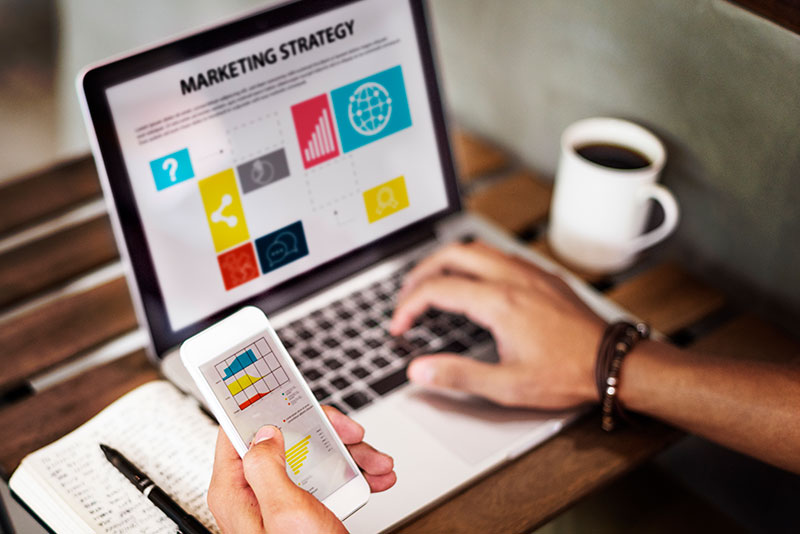 Imagen Notebook y smartphone - Curso Marketing Digital