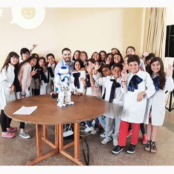 Imagen Sociales CCIAP - Programa Qué es un Empresario - Escuelas y Robot NAO